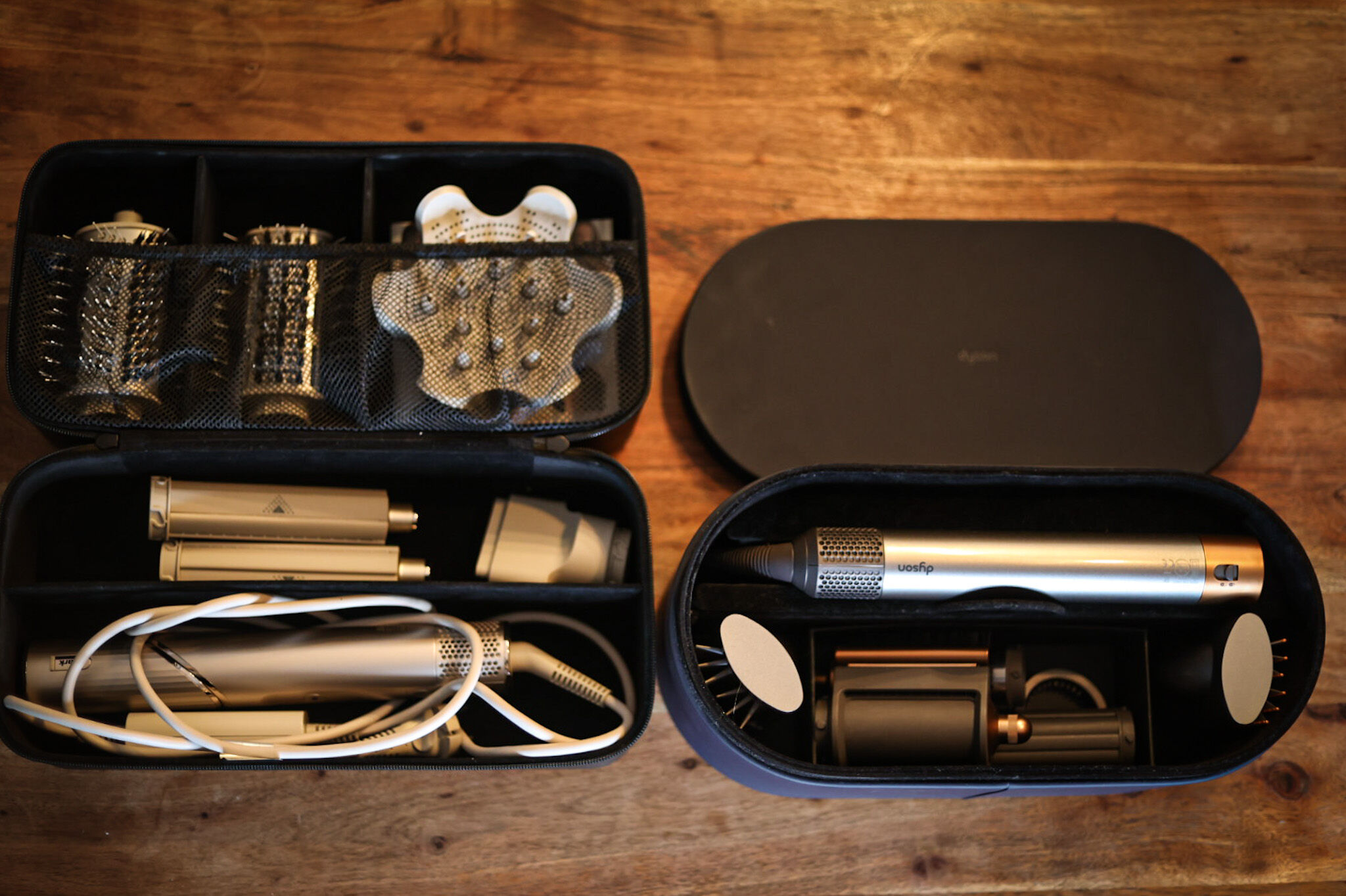 Man sieht die Aufbewahrungsboxen des Shark FlexStyle und des Dyson Airwrap.